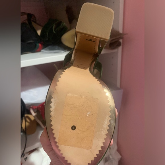 Tory Burch green velvet heels - Picture 4 of 4